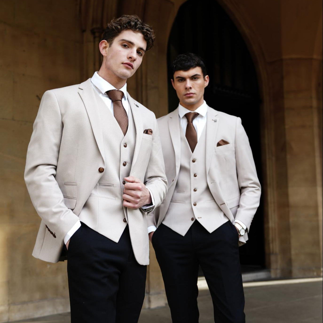How to Coordinate Groomsmen with the Groom’s Wedding Suit